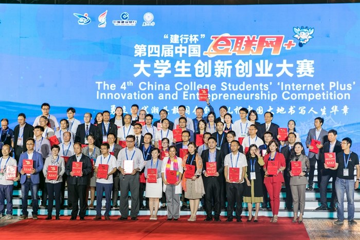 http://www.czili.edu.cn/UploadFiles/Article/2018/10/3、李昆益与其他优秀指导老师合影留念.jpg