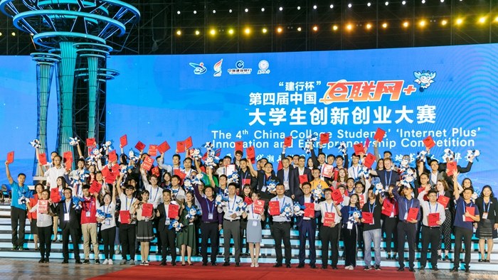 http://www.czili.edu.cn/UploadFiles/Article/2018/10/2、闫朝恒与其他金牌获奖选手合影留念.jpg