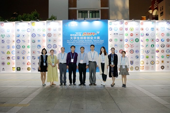 http://www.czili.edu.cn/UploadFiles/Article/2018/10/4、院长杨劲松和参赛团队合影留念.JPG